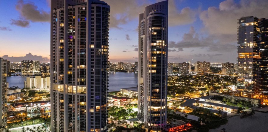 Condominio en Sunny Isles Beach, Florida, 3 dormitorios  № 754386