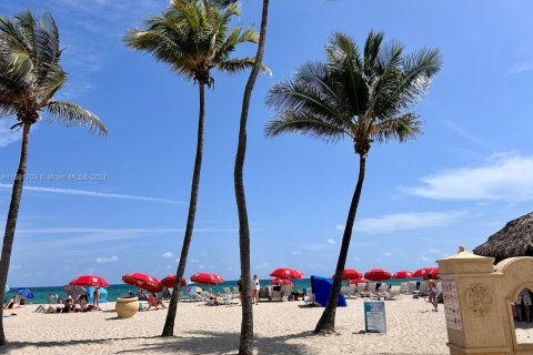 Condo in Hollywood, Florida, 1 bedroom  № 1181546 - photo 21