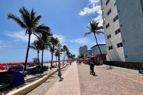 Condo in Hollywood, Florida, 1 bedroom  № 1181546 - photo 20