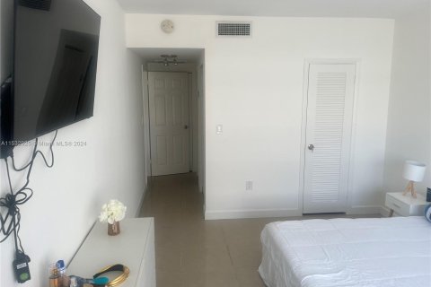 Condominio en venta en Hallandale Beach, Florida, 1 dormitorio, 80.82 m2 № 1007242 - foto 11