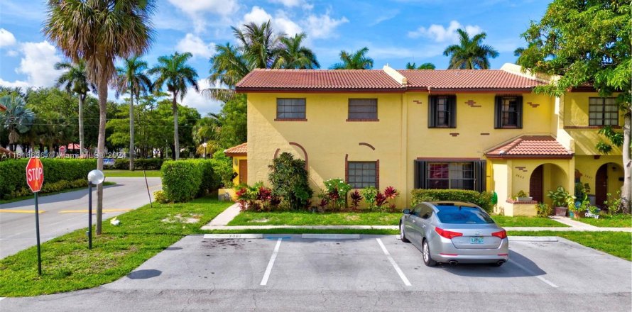 Townhouse in Lauderdale Lakes, Florida 3 bedrooms, 144.93 sq.m. № 1238138