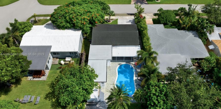 House in Hollywood, Florida 4 bedrooms, 152.92 sq.m. № 715794