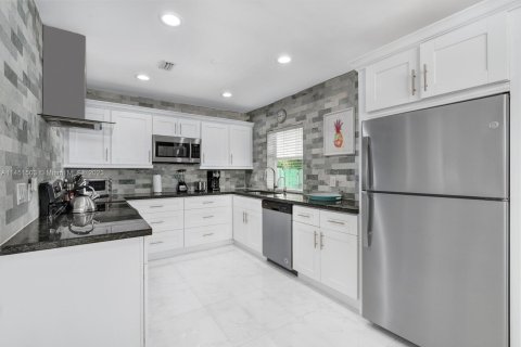 House in Hollywood, Florida 4 bedrooms, 152.92 sq.m. № 715794 - photo 6