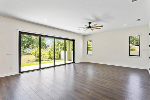 House in Tampa, Florida 4 bedrooms, 265.61 sq.m. № 1379515 - photo 28