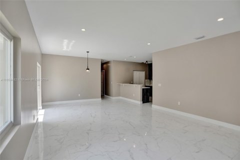 House in Miami, Florida 3 bedrooms, 117.43 sq.m. № 1364224 - photo 3