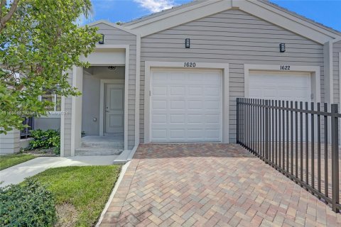 Villa ou maison à louer à Miami, Floride: 3 chambres, 117.43 m2 № 1364224 - photo 1