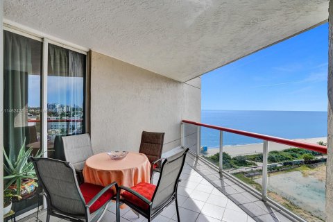 Condo in Miami Beach, Florida, 2 bedrooms  № 749719 - photo 2