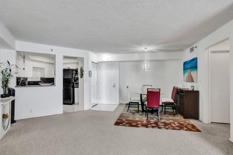 Condo in Miami Beach, Florida, 2 bedrooms  № 749719 - photo 12