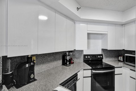 Condo in Miami Beach, Florida, 2 bedrooms  № 749719 - photo 18