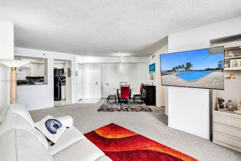 Condo in Miami Beach, Florida, 2 bedrooms  № 749719 - photo 11