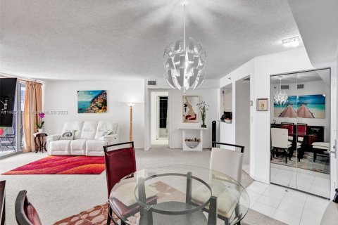 Condo in Miami Beach, Florida, 2 bedrooms  № 749719 - photo 10