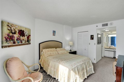 Condo in Miami Beach, Florida, 2 bedrooms  № 749719 - photo 23