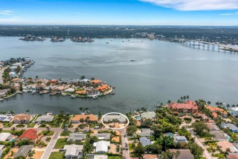 Casa en venta en Belleair Beach, Florida, 4 dormitorios, 262.91 m2 № 1400463 - foto 1