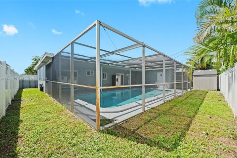 House in Miramar, Florida 4 bedrooms, 142.6 sq.m. № 1391542 - photo 21