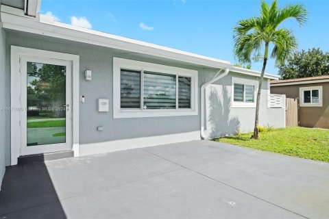 House in Miramar, Florida 4 bedrooms, 142.6 sq.m. № 1391542 - photo 23