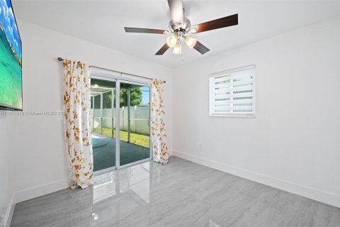 House in Miramar, Florida 4 bedrooms, 142.6 sq.m. № 1391542 - photo 16