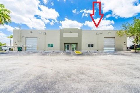 Commercial property in Doral, Florida № 1159220 - photo 2