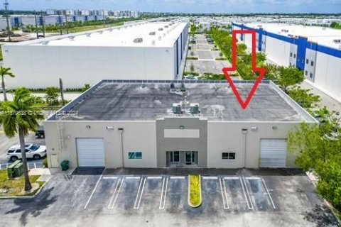 Commercial property in Doral, Florida № 1159220 - photo 1