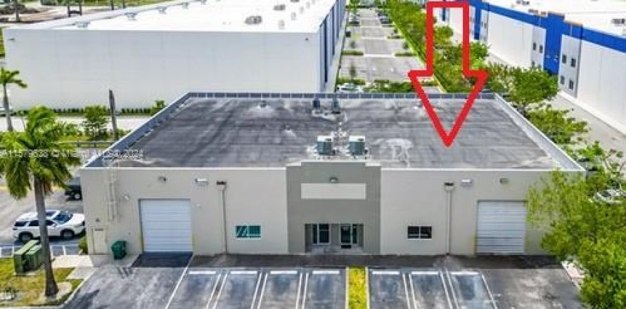 Commercial property in Doral, Florida № 1159220