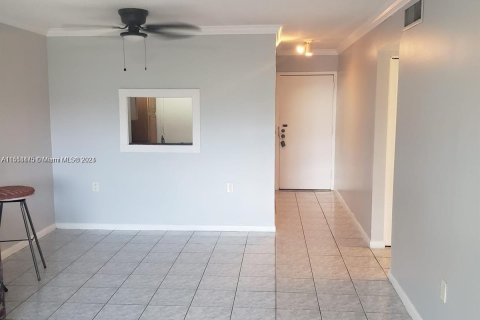 Condominio en venta en North Miami, Florida, 2 dormitorios, 91.51 m2 № 949453 - foto 2