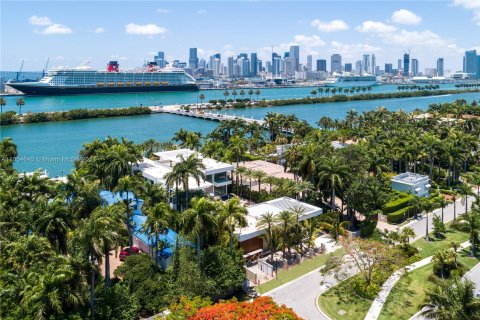 Villa ou maison à vendre à Miami Beach, Floride: 9 chambres, 1405.8 m2 № 17210 - photo 1
