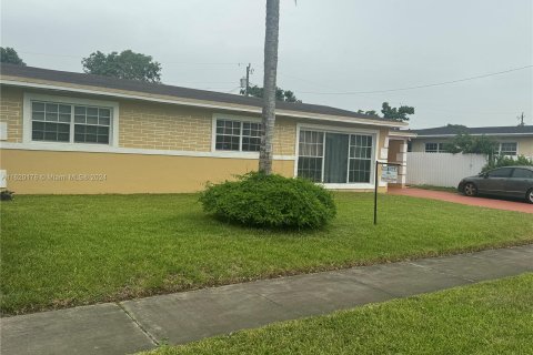 House in Miami Gardens, Florida 4 bedrooms, 151.24 sq.m. № 1291077 - photo 2