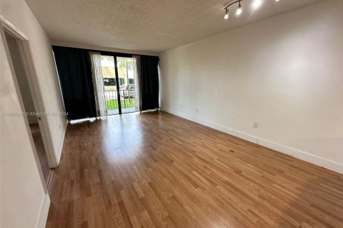 Condo in North Miami, Florida, 1 bedroom  № 1380046 - photo 3