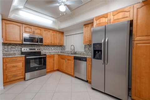 Condo in Lauderhill, Florida, 2 bedrooms  № 1380050 - photo 1