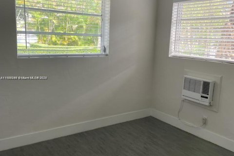 Condo in North Miami, Florida, 2 bedrooms  № 1380049 - photo 5