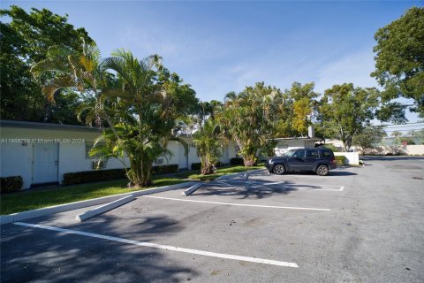 Condo in North Miami, Florida, 2 bedrooms  № 1380049 - photo 7