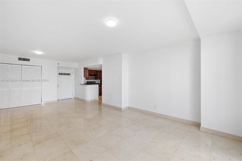 Condo in Miami, Florida, 1 bedroom  № 1394665 - photo 11