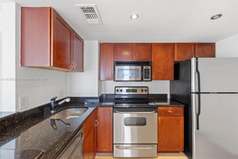 Condo in Miami, Florida, 1 bedroom  № 1394665 - photo 12