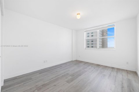 Condo in Miami, Florida, 1 bedroom  № 1394665 - photo 19