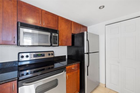 Condo in Miami, Florida, 1 bedroom  № 1394665 - photo 15