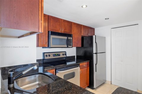 Condo in Miami, Florida, 1 bedroom  № 1394665 - photo 14