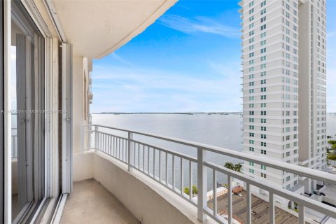 Condo in Miami, Florida, 1 bedroom  № 1394665 - photo 2