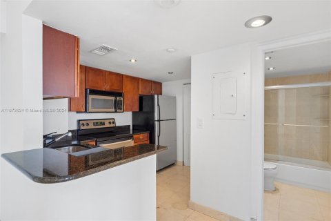 Condo in Miami, Florida, 1 bedroom  № 1394665 - photo 13