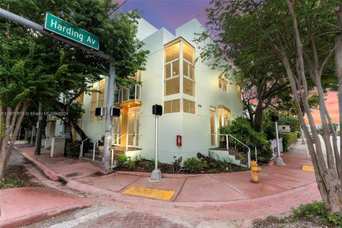 Copropriété à vendre à Miami Beach, Floride: 2 chambres, 103.68 m2 № 1395825 - photo 1