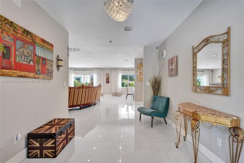 House in Miami, Florida 4 bedrooms, 197.14 sq.m. № 1427992 - photo 8