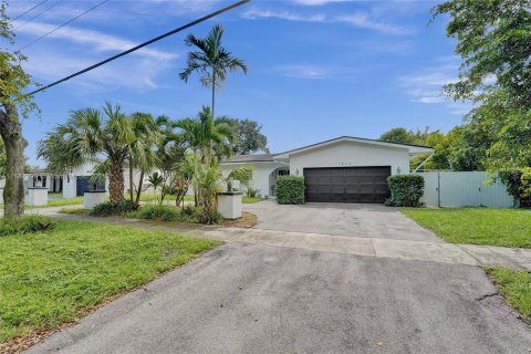 House in Miami, Florida 4 bedrooms, 197.14 sq.m. № 1427992 - photo 2