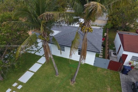 House in Miami, Florida 4 bedrooms, 144.56 sq.m. № 1427991 - photo 1