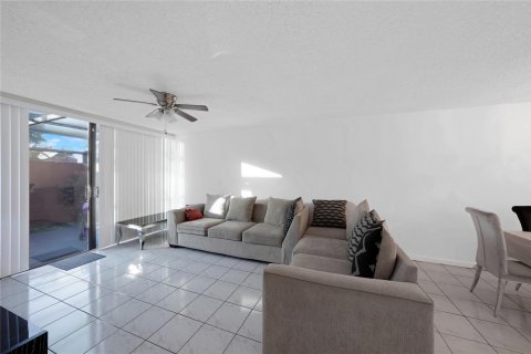 House in Pembroke Pines, Florida 3 bedrooms, 120.68 sq.m. № 1139279 - photo 13