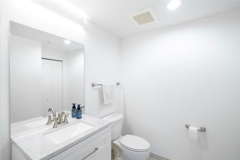 Condo in Hollywood, Florida, 3 bedrooms  № 1189727 - photo 24