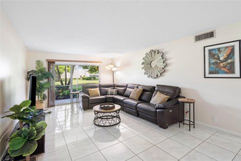 Condo in Coconut Creek, Florida, 2 bedrooms  № 1189725 - photo 11