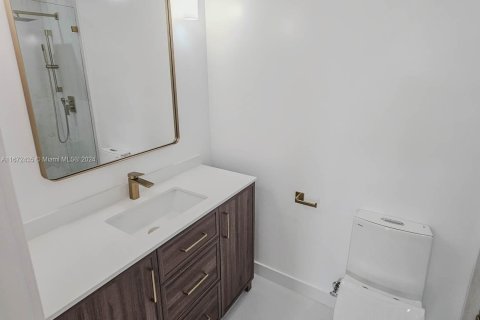 Condo in Hialeah, Florida, 2 bedrooms  № 1395256 - photo 17