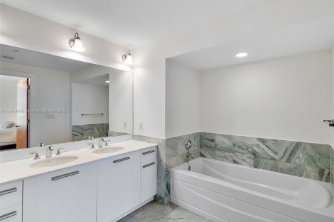 Copropriété à vendre à Miami, Floride: 2 chambres, 127.09 m2 № 1395258 - photo 10