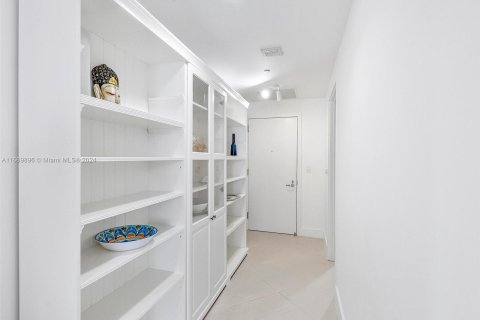 Condo in Miami, Florida, 2 bedrooms  № 1395258 - photo 24