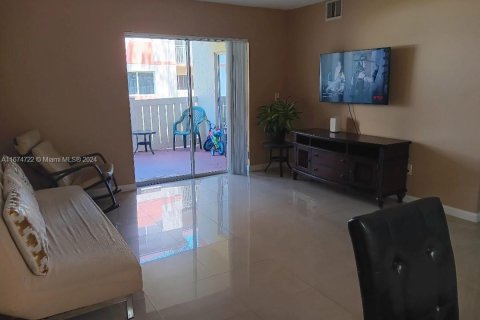 Condo in Hialeah, Florida, 2 bedrooms  № 1398163 - photo 22