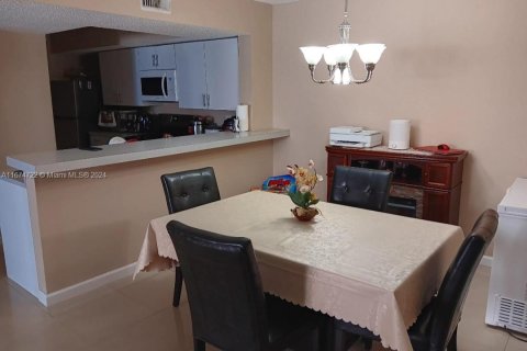 Condo in Hialeah, Florida, 2 bedrooms  № 1398163 - photo 20