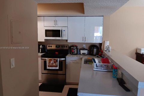 Condo in Hialeah, Florida, 2 bedrooms  № 1398163 - photo 24